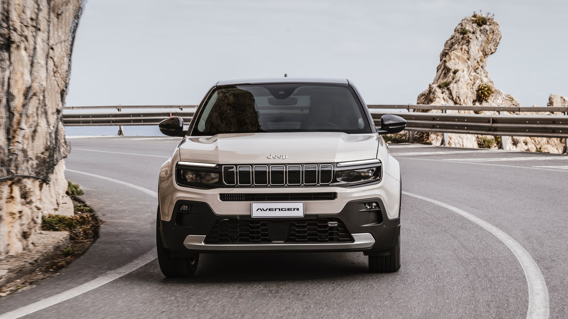 Jeep Avenger su strada.jpg